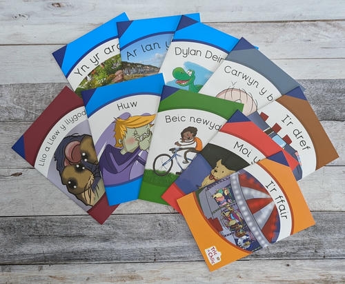 Delwedd ar gyfer Tric a Chlic ar gyfer Ysgolion Cyfrwng Saesneg - Cam 3 - Set o Lyfrau / Image for Tric a Chlic ar gyfer Ysgolion Cyfrwng Saesneg - Cam 3 - Set o Lyfrau